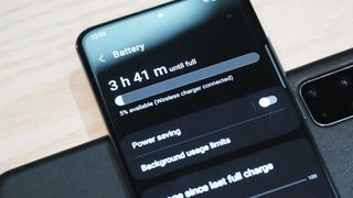 Charging a Galaxy phone with another Galaxy phone using wireless power share