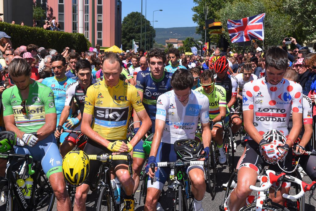 The peloton pays its respects to the victims of the Nice attack with a minute of silence on the start line