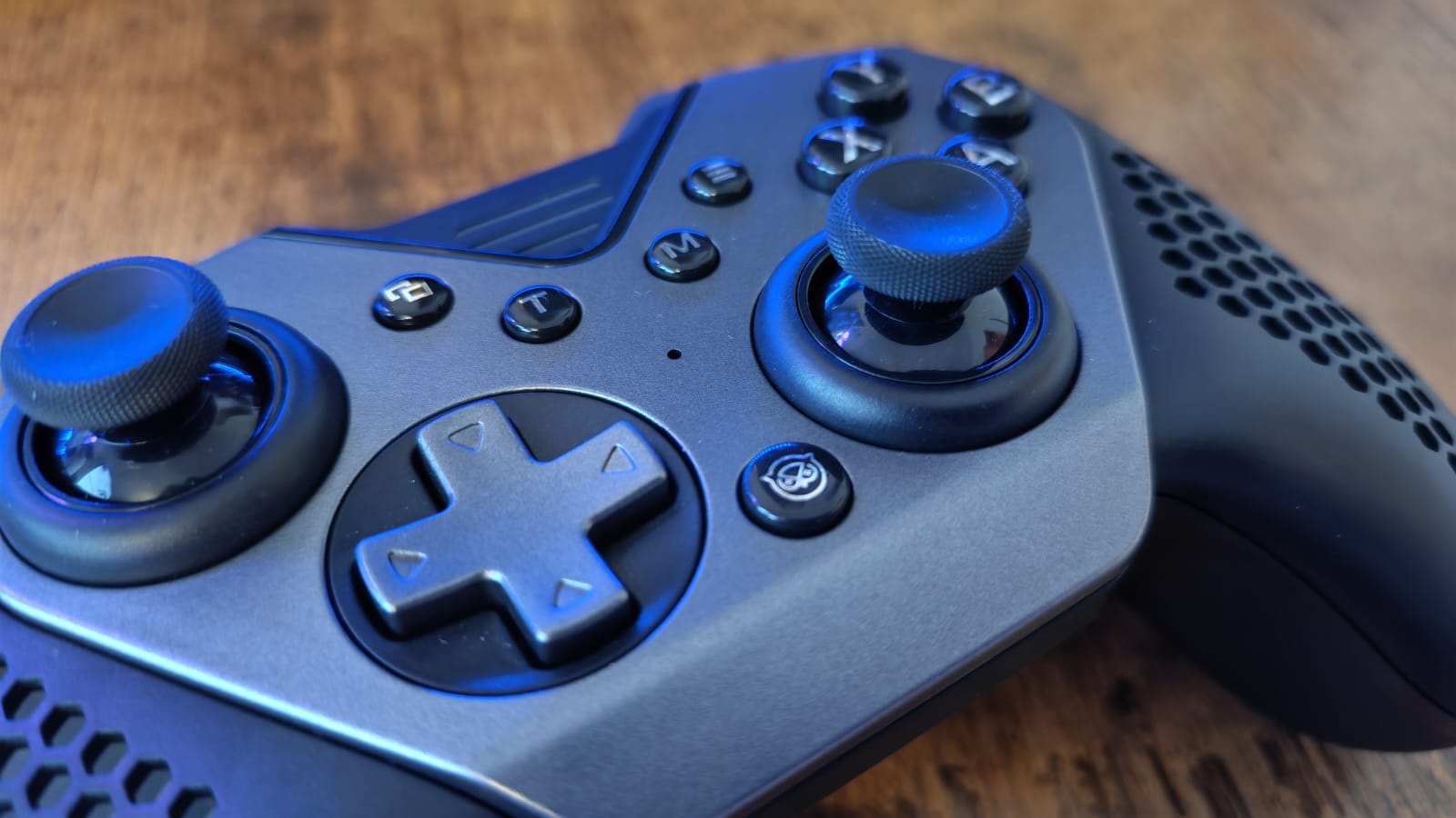 A close up review photo of the Nyxi Flexi's face plate