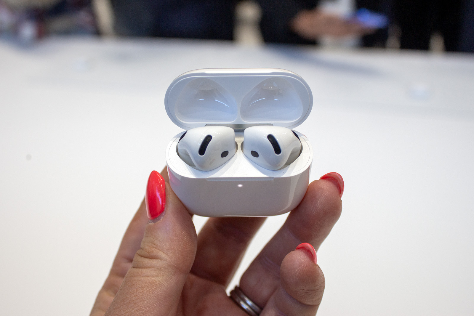 Наушники Bose QuietComfort (2024 г.) и Apple AirPods 4 с шумоподавлением: как они сравниваются?