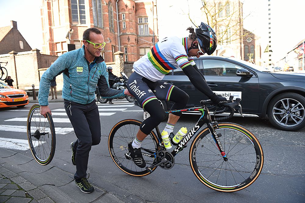 Peter Sagan (Tinkoff) up and running after a flat tire