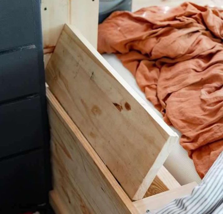 Penyimpanan di sekitar tempat tidur di Tiny Home