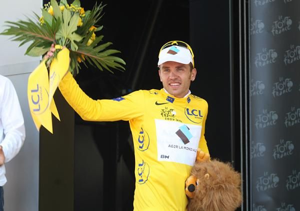 Rinaldo Nocentini (AG2R) leaves with his prizes and the maillot jaune.