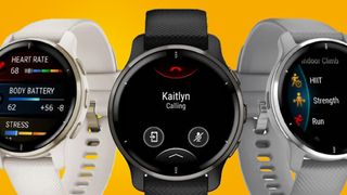 Tres relojes inteligentes Garmin Venu 2 sobre fondo naranja