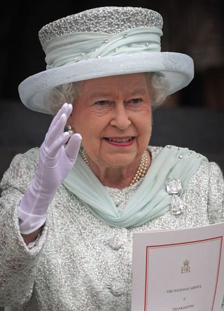 Queen Elizabeth wearing the Cullinan diamond brooch