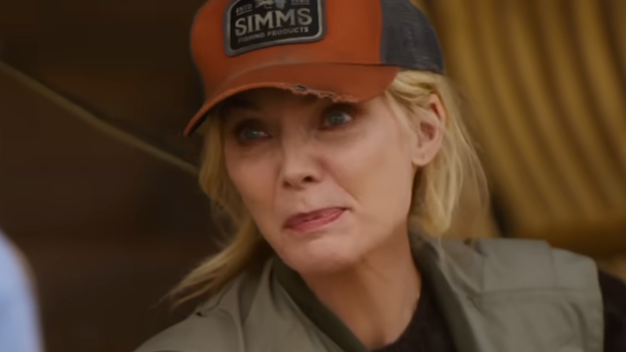 द मॅडिसनमध्ये बॉल कॅपमध्ये मिशेल फिफर