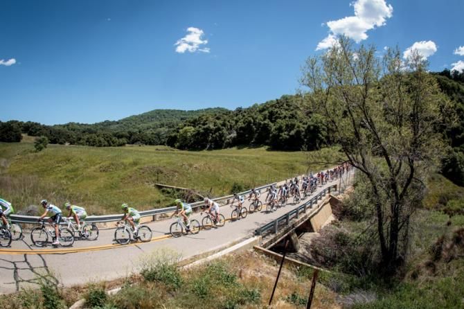 The peloton starts to get strung out.