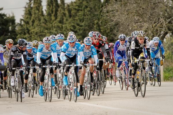 The group behind trying to get organized and Milram guarding Linus Gerdemann.