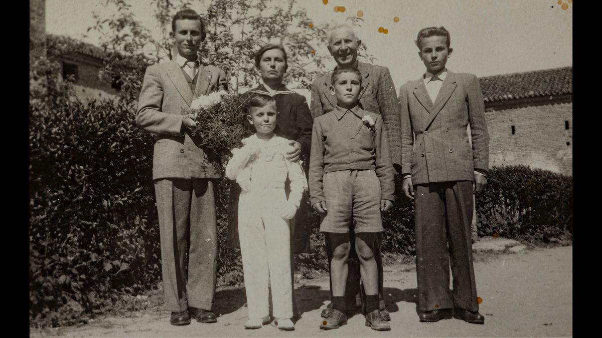Mono group portrait of six family members