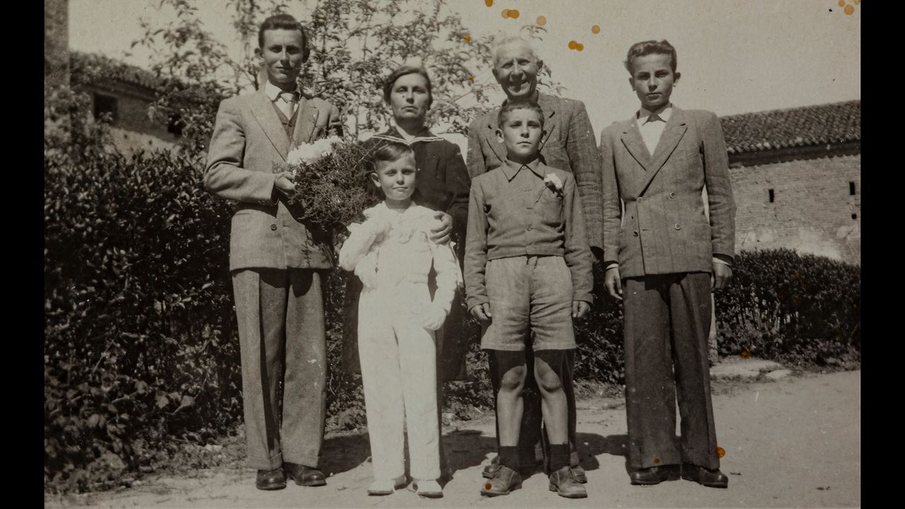 Mono group portrait of six family members