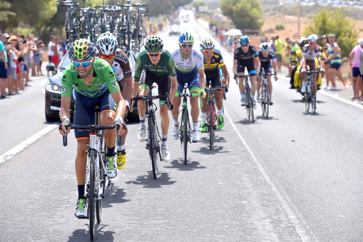 Alejandro Valverde (Movistar) chases back after his crash