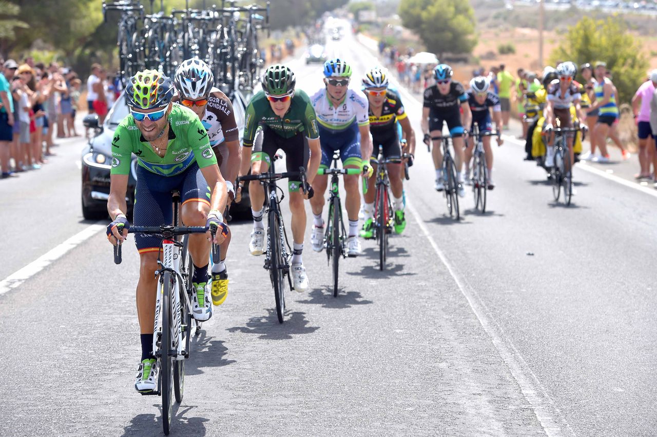 Alejandro Valverde (Movistar) chases back after his crash