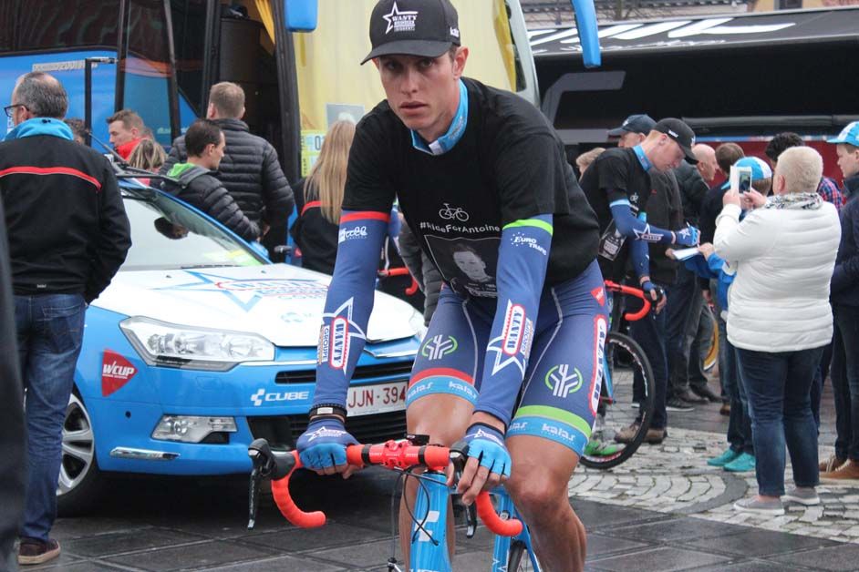 Bjorn Thurau rides to sign on with his teammates, they held a minute's silence for their late teammate Antoine Demoiti&eacute;