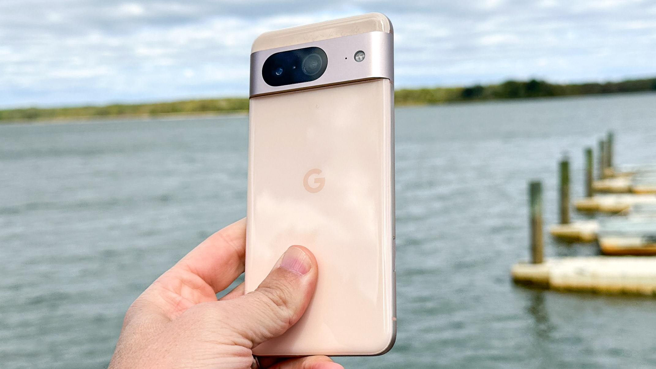 Google Pixel 8 présenté tenu en main