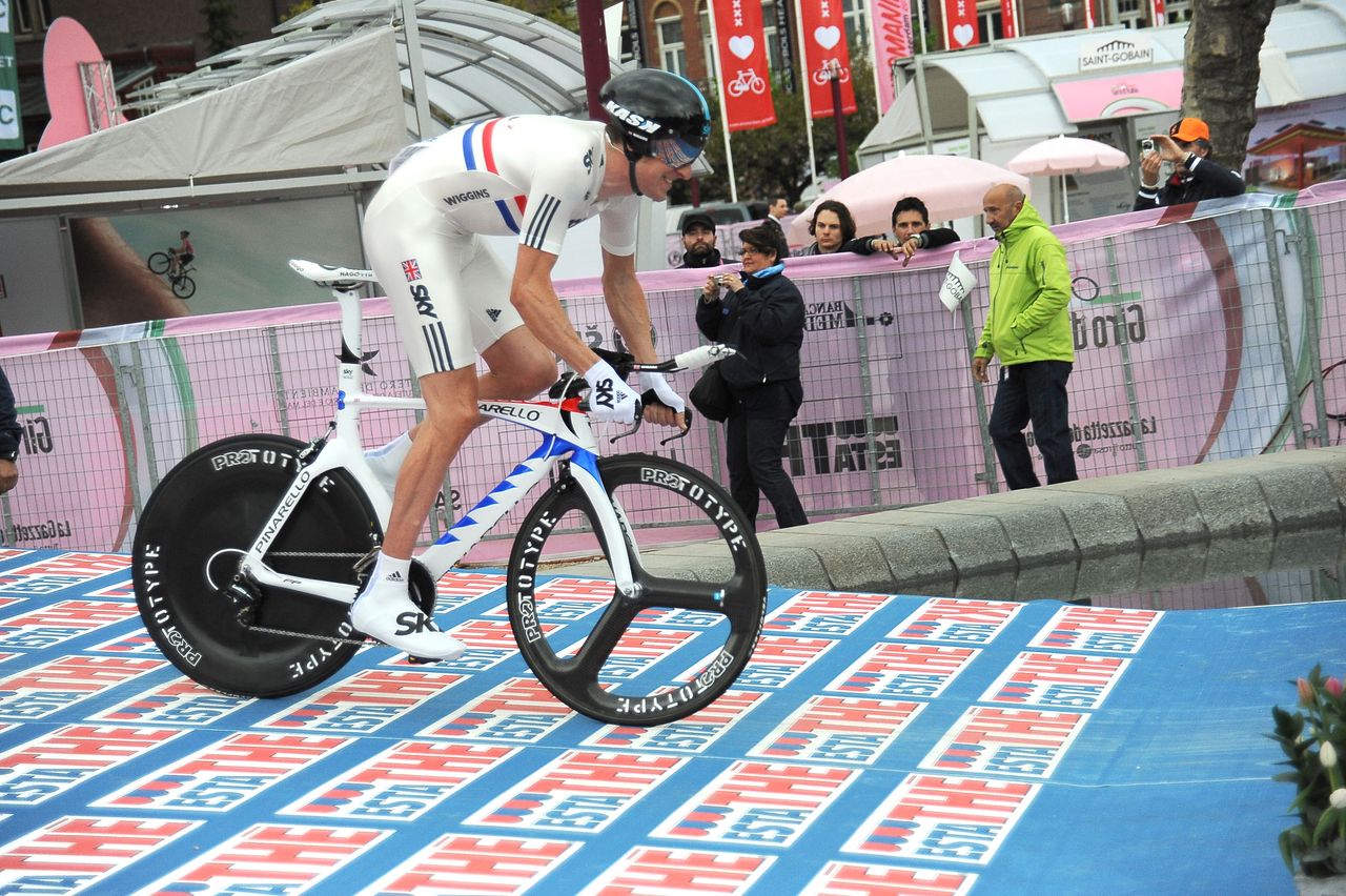 Bradley Wiggins, wearing the British national champion's skinsuit, gets up to speed down the ramp at the 2010 Giro