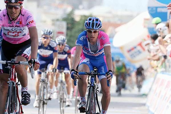 Ivan Basso (CSC) rolls in ahead of Cunego