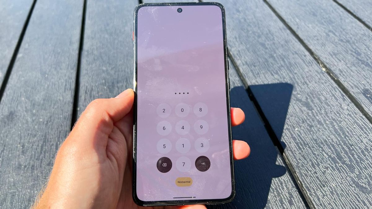 Lenovo thinkphone by Motorola p&aring; en bord i solsken