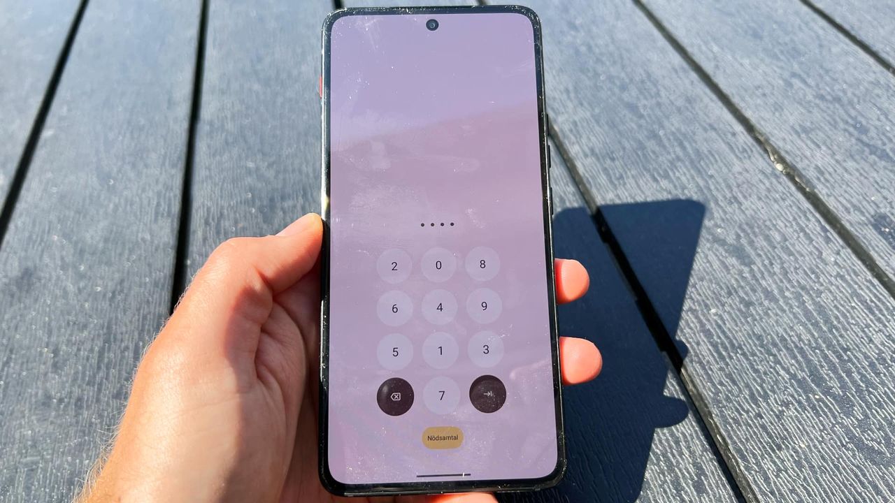 Lenovo thinkphone by Motorola p&aring; en bord i solsken