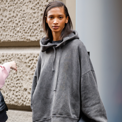 MILAN, ITALY - SEPTEMBER 27: A guest wears grey sweatshirt, grey bermuda sweatpants, black bag, outside Ferrari, during the Womenswear Spring Summer 2026 as part of Paris Fashion Week on October 04, 2025 in Paris, France. (Photo by Claudio Lavenia/Getty Images)