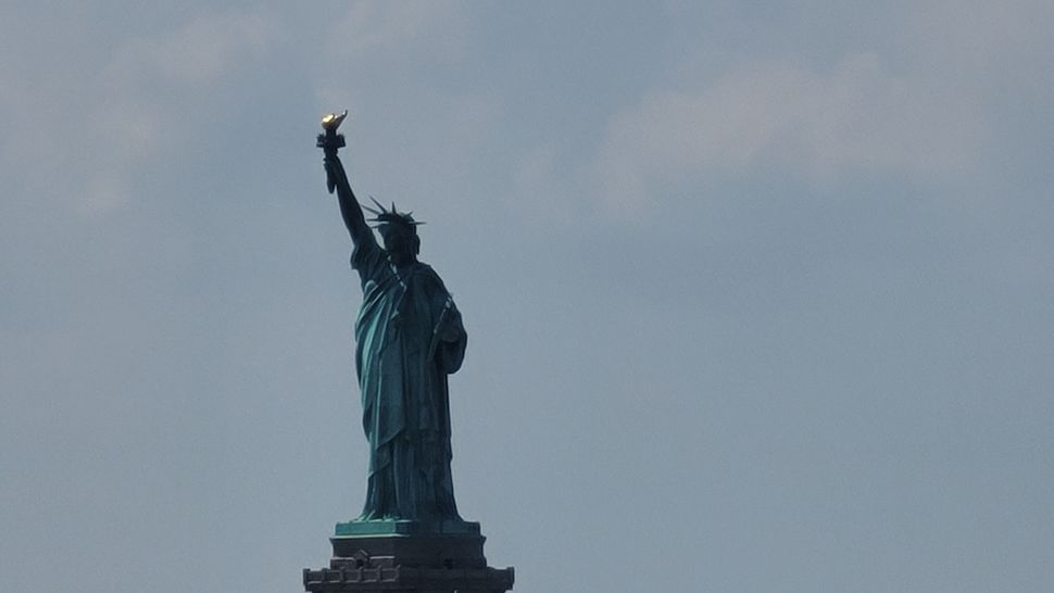 La Island Su Cui Svetta La Nota Statua Americana