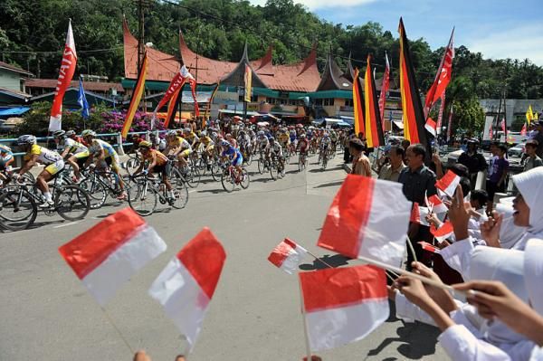 Students supported the riders during stage 1.