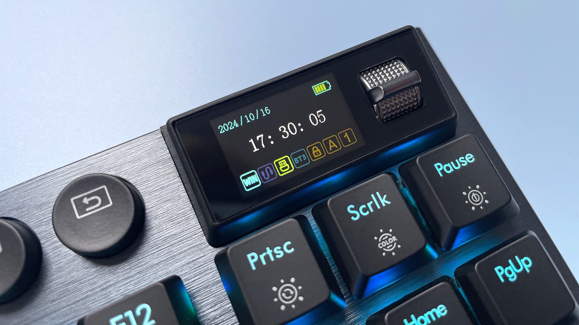 Teclado mecánico para juegos Hexgears Immersion A3 sobre fondo azul.