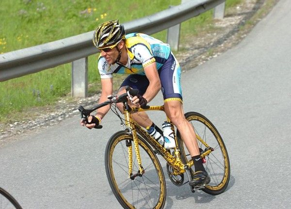 Lance Armstrong (Astana) on a descent.