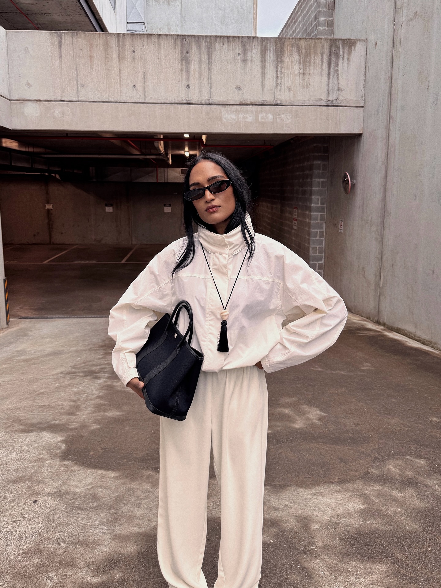 An image of @divrav wearing a windbreaker with slouchy trousers, one of the key autumn London fashion trends 2025.