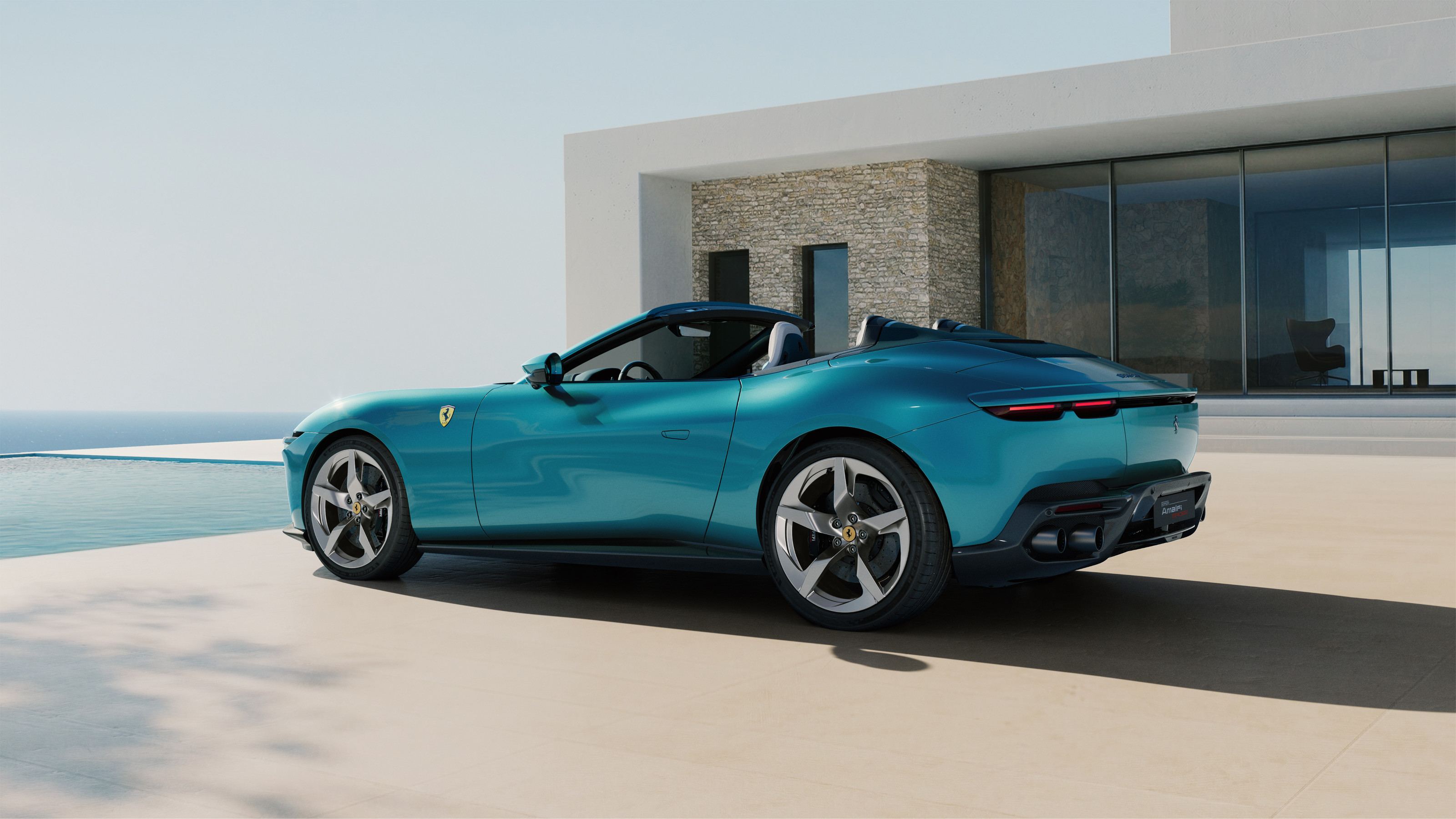 Open and closed in the new Ferrari Amalfi Spider