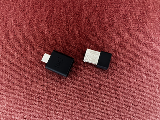 Logitech Zone True Wirelessin USB-sovittimet punaisella taustalla