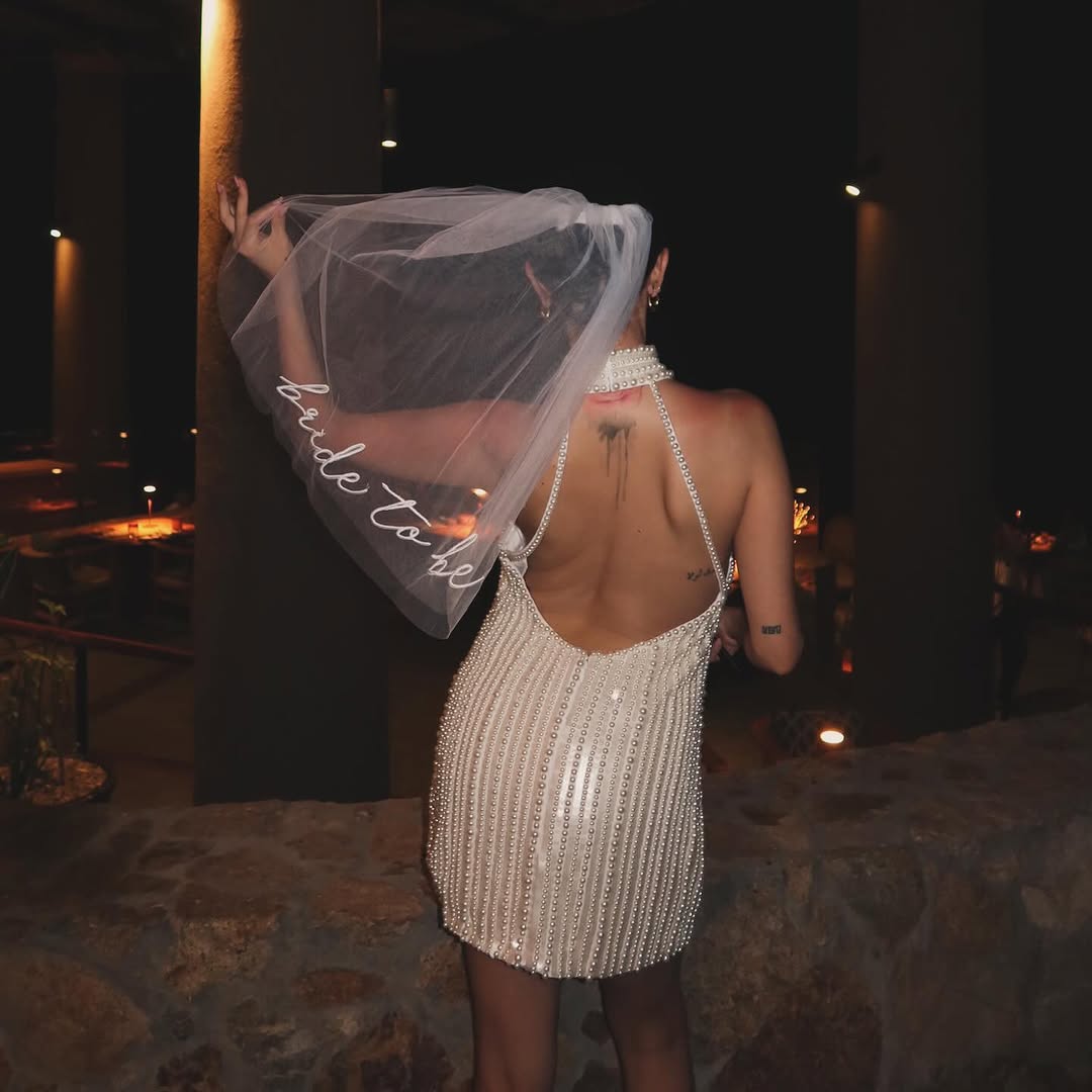 Selena Gomez celebrated her bridal shower in a pearl little white dress from Retrof&amp;ecirc;te