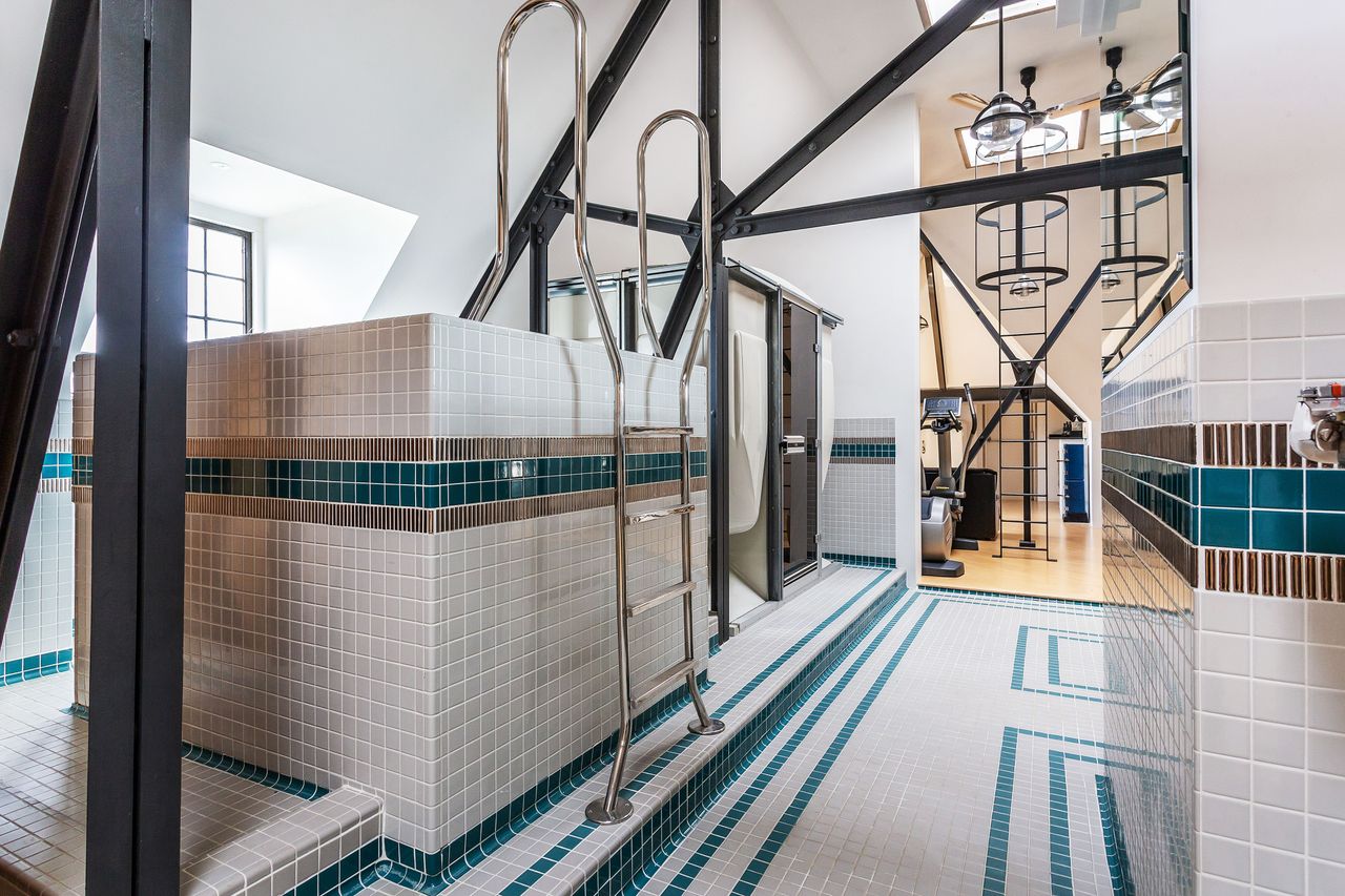 A plunge pool and sauna and steam room