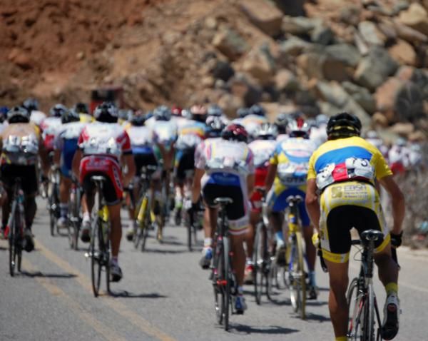 The peloton race towards Bucaramanga