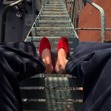 An image of @lizzyhadfield wearing the slipper shoe trend.