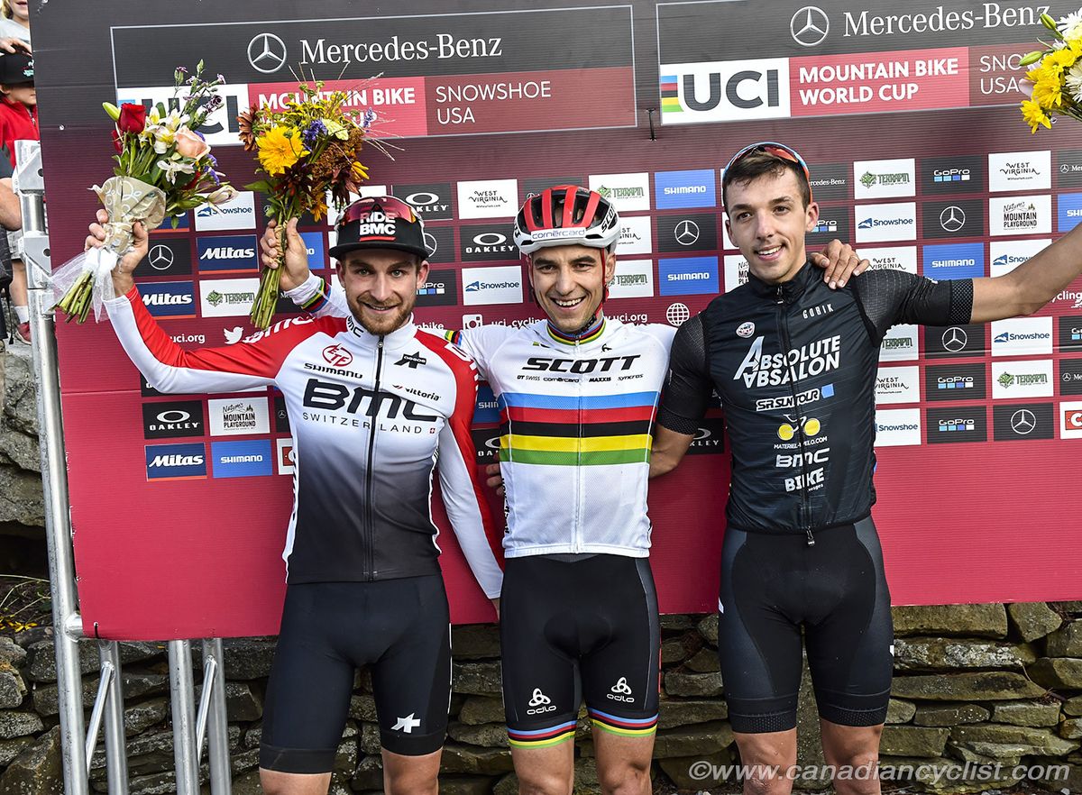 L tor: Titouan Carod, Nino Schurter, Jordan Sarrou