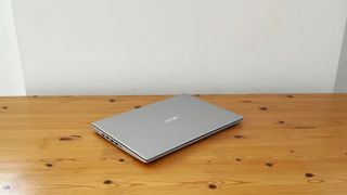 En ljusgrå Acer Aspire 5-laptop på ett skrivbord med locket stängt