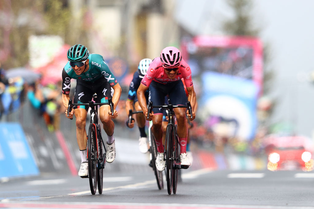 APRICA ITALY MAY 24 LR Jai Hindley of Australia and Team Bora Hansgrohe and Richard Carapaz of Ecuador and Team INEOS Grenadiers Pink Leader Jersey sprint at finish line during the 105th Giro dItalia 2022 Stage 16 a 202km stage from Sal to Aprica 1173m Giro WorldTour on May 24 2022 in Aprica Italy Photo by Michael SteeleGetty Images