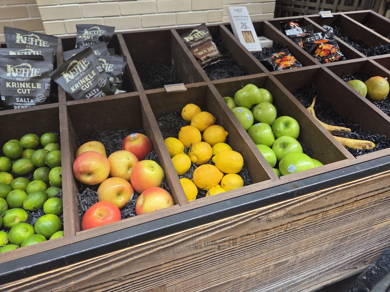 Fruit stand shot by Galaxy S25 Plus