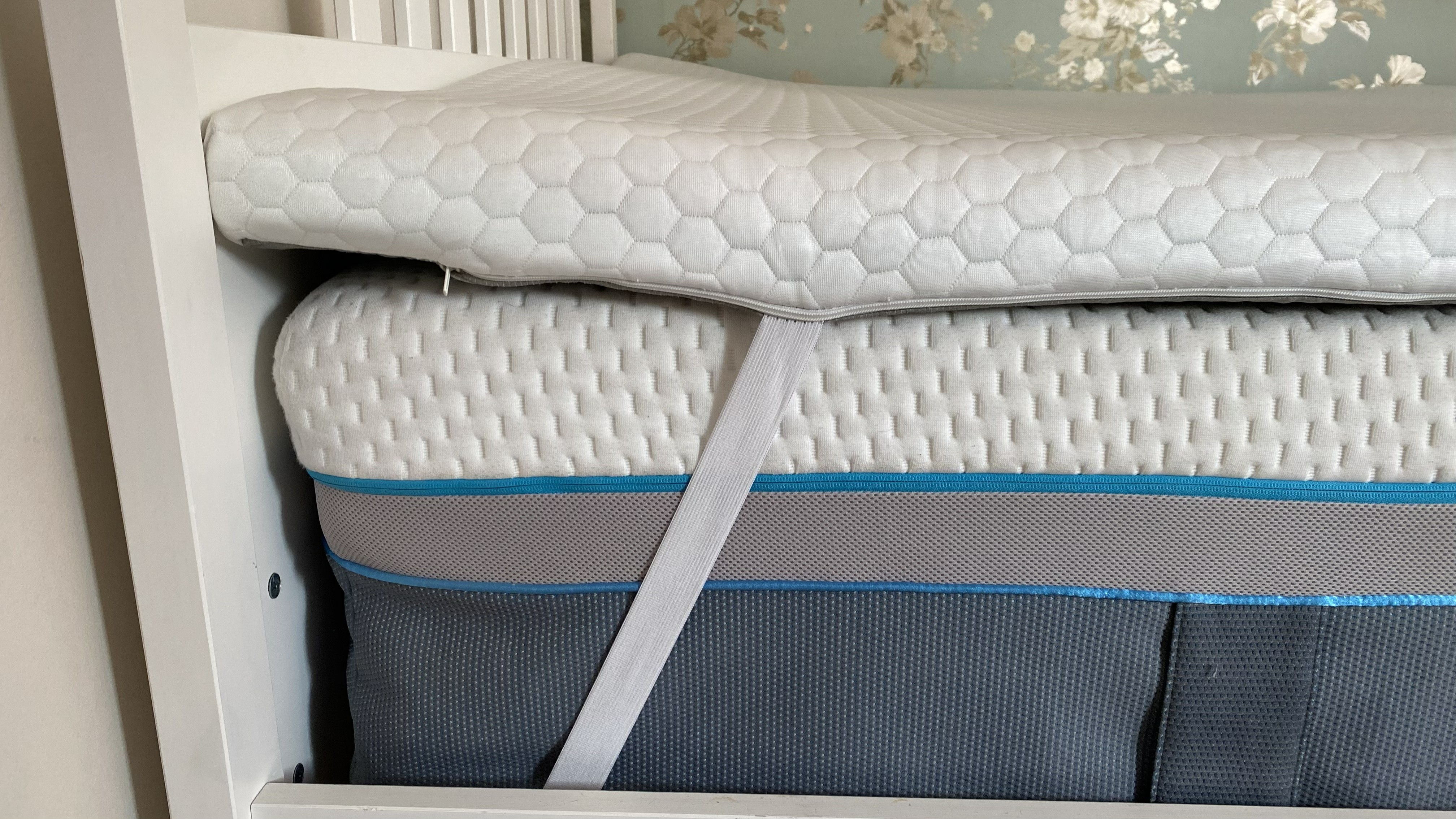 Corner straps on the Helix Dual Comfort Mattress Topper