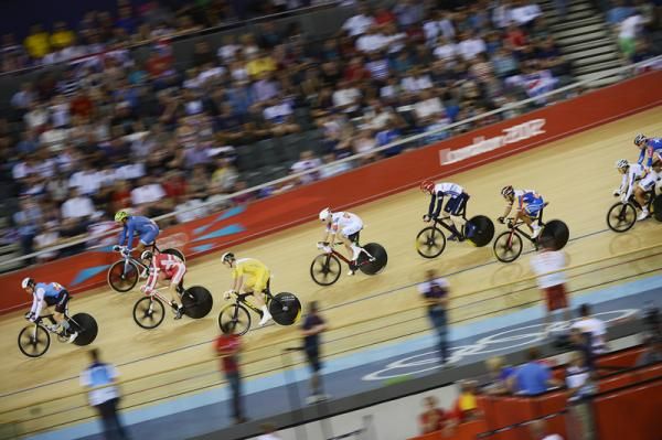 The men's omnium field contests the 15km scratch race.