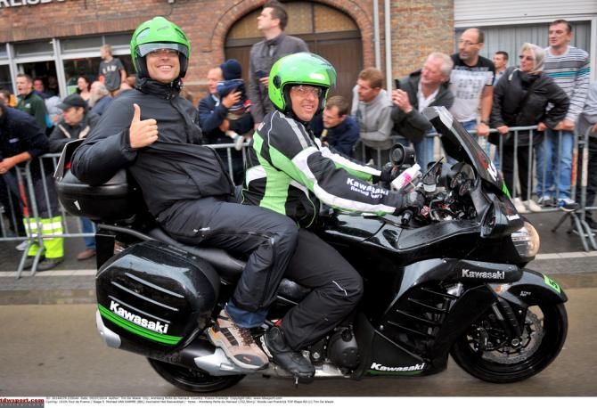 Het Nieuwsblad journalist Michael Van Damme on the back of a moto