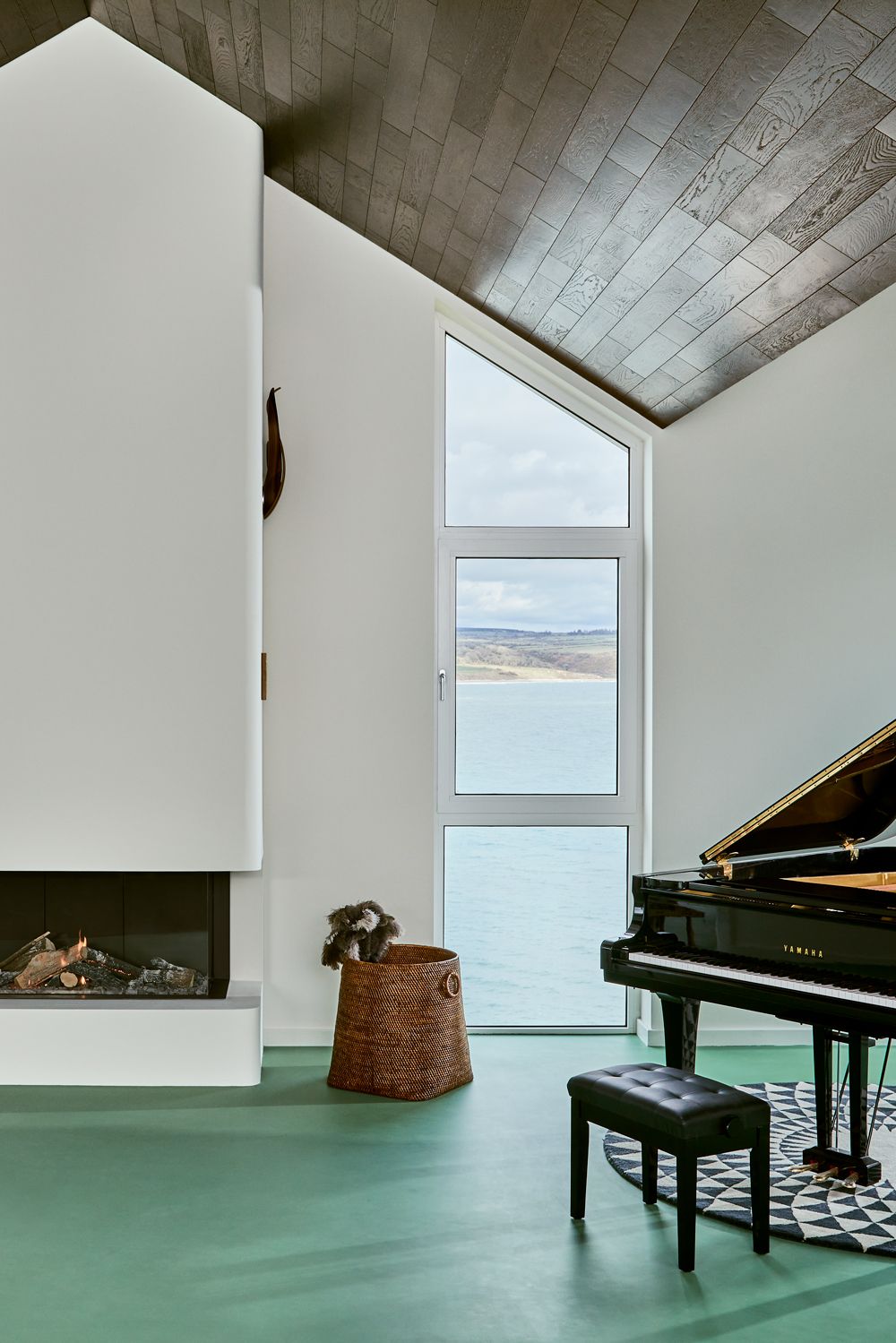 Explorez une maison de plage moderne en Irlande avec vue sur la mer du sol au plafond