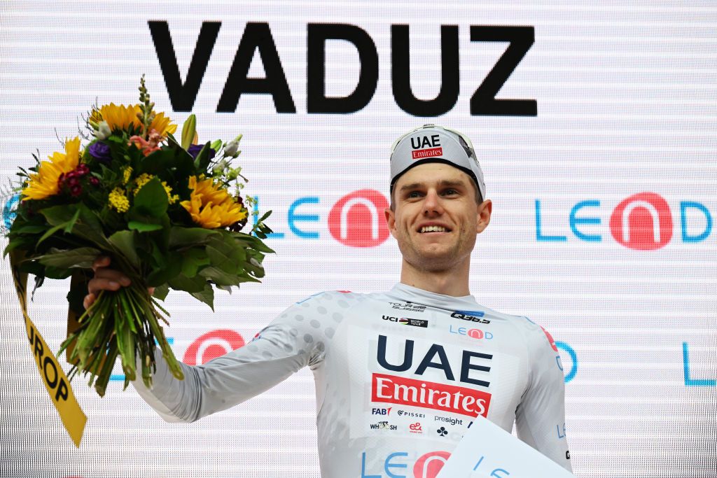 Fifth on the stage, Finn Fisher-Black (UAE Team Emirates) leads the best young rider classification
