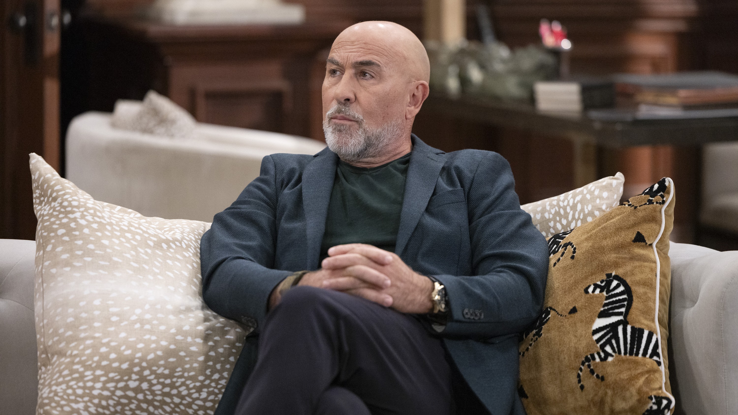 Carlo Rota as Sidwell on a couch in General Hospital 