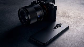 Sony Xperia Pro-I junto a una cámara Sony