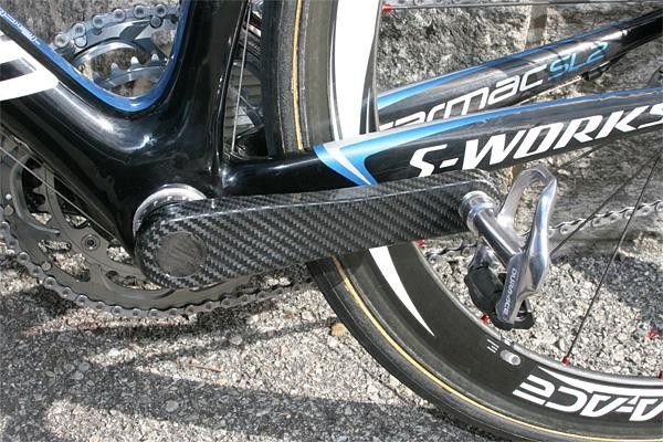 Gone is the standard Shimano Hollowtech II pinch bolt arrangement.