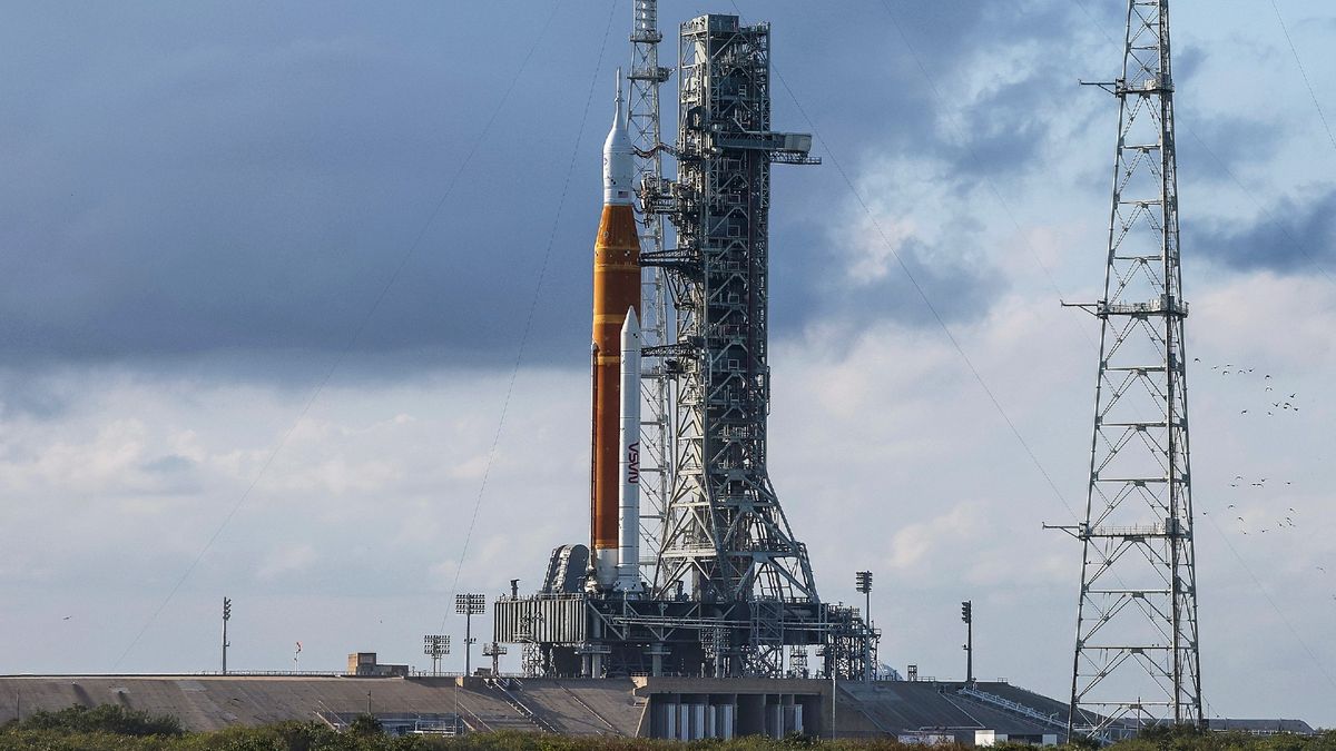 НАСА снимает лунную ракету Artemis 1 для запуска 16 ноября, несмотря на повреждения