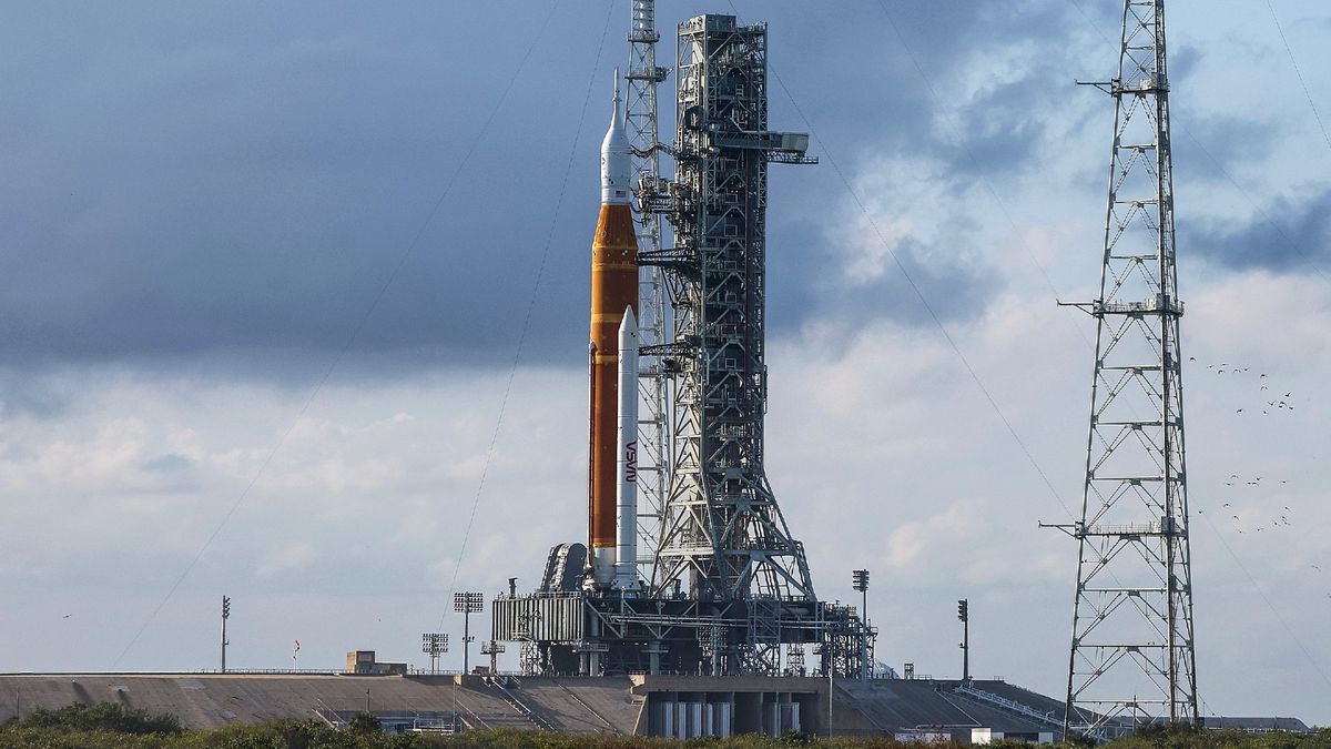 NASA&#039;s Space Launch System (SLS) rocket with the Orion spacecraft atop rests on launch pad 39B as final preparations are made for the Artemis I mission at NASA&#039;s Kennedy Space Center on November 14, 2022 in Cape Canaveral, Florida. 