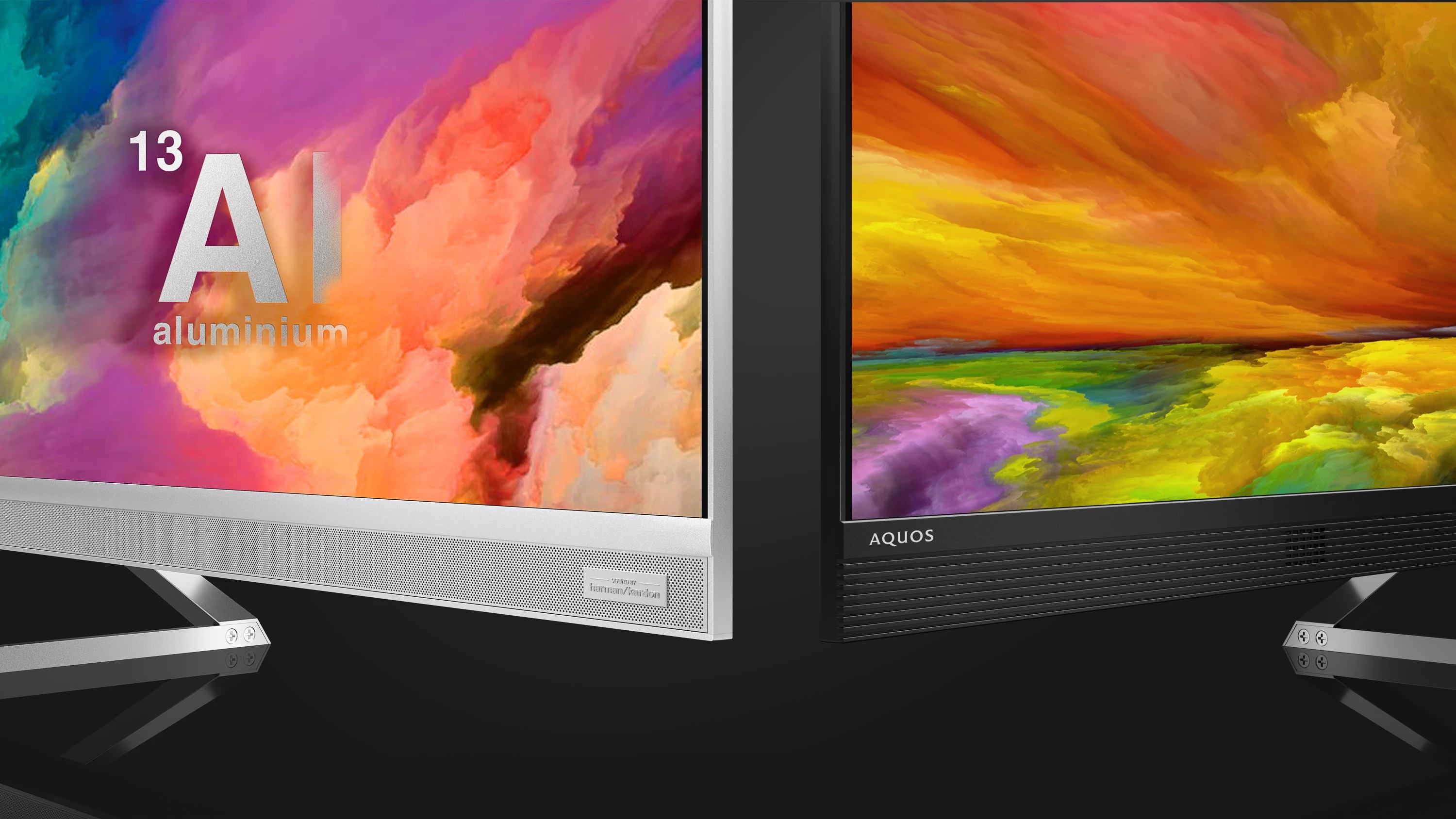 Et billede af to Sharp EQ series tv ved siden af hinanden - et med sølvfarvet front og et med sort front