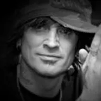 Mötley Crüe Tommy Lee: £375